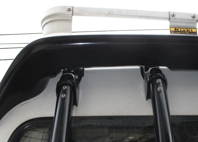 No matter how I tried, the ladder wouldn't fit under the spoiler. Not all ladders which fit Delicas would seem to be equal.