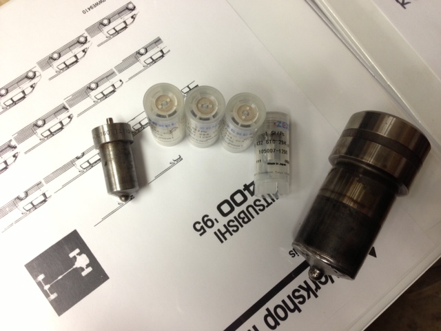 Here they are, the 4 in the plastic vials, sandwiched between the Mitsubishi S6U nozzle (left) and the MAN 6L-40/54 nozzle (right)