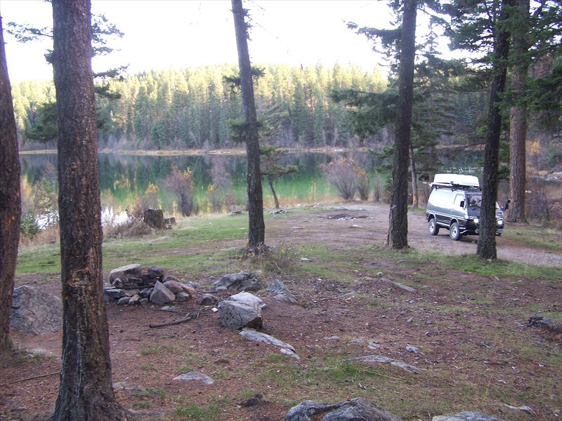 Rough camping area @ near end of lake