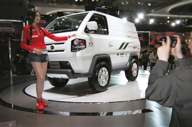 I noticed the Japanese and European manufacturers used a far higher number of models at their displays....hmmm, wonder if that might have some impact on the poor domestic sales figures???  Well, it's a thought anyway.  Pretty sure there was an equal number of car photos as model photos being taken from what I could see.
