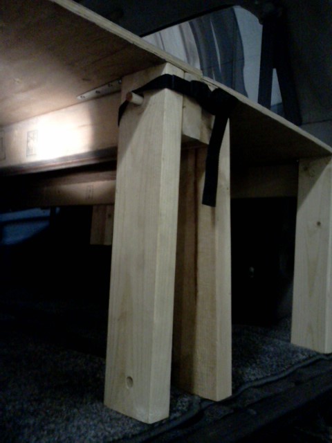 Dowel-locked hunged legs