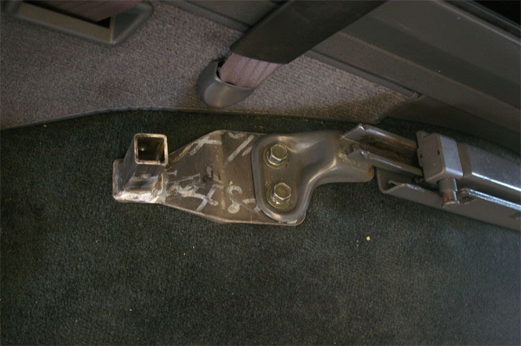 A detail of the footing of the cargo unit.