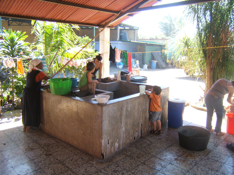 Learning to clean clothes in a &quot;pila&quot;