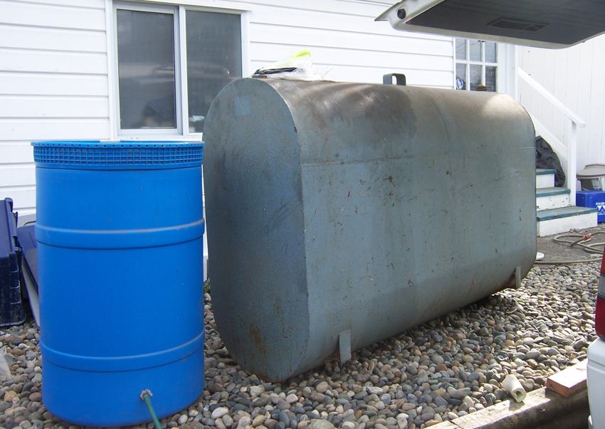 250 gallon tank beside 55G drum.jpg